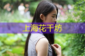 小巧的茶杯中盛满了清香扑鼻的茶汤